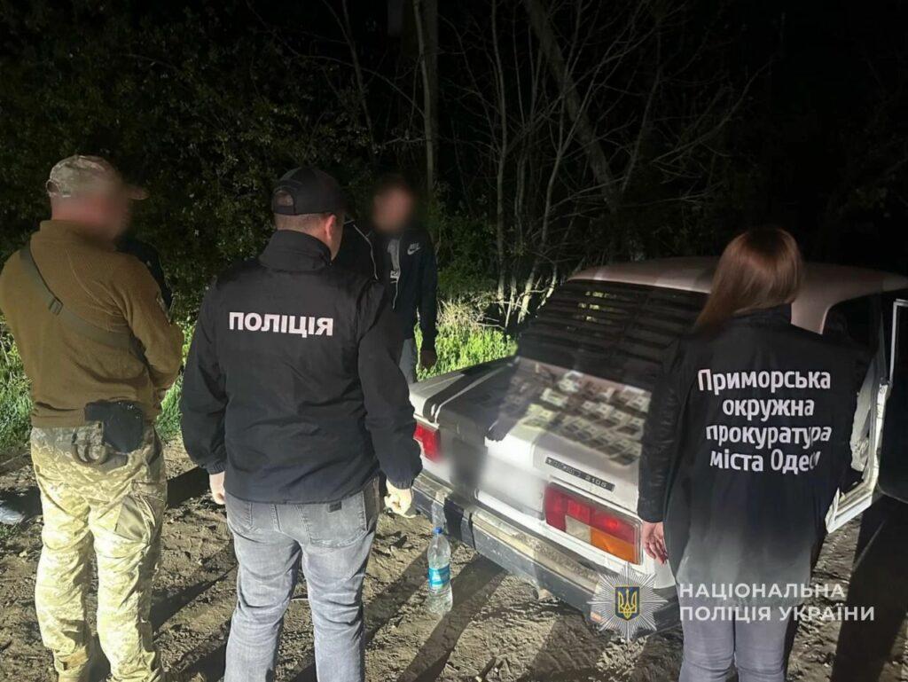 Силовики задержали двух перевозчиков, которые пытались переправить одессита в Молдову