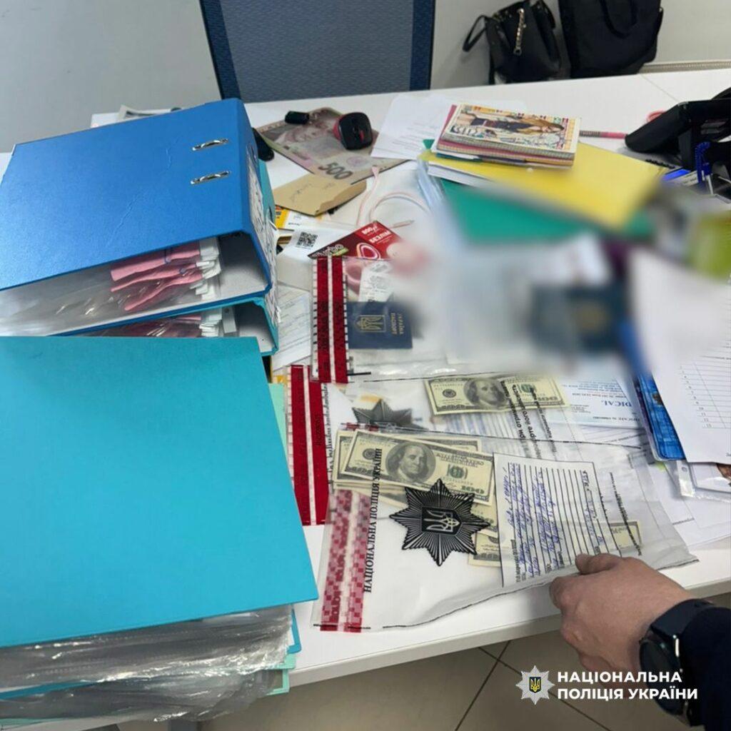За взятку обещала посодействовать получению паспорта моряка: в Одесской области задержали руководительницу общества