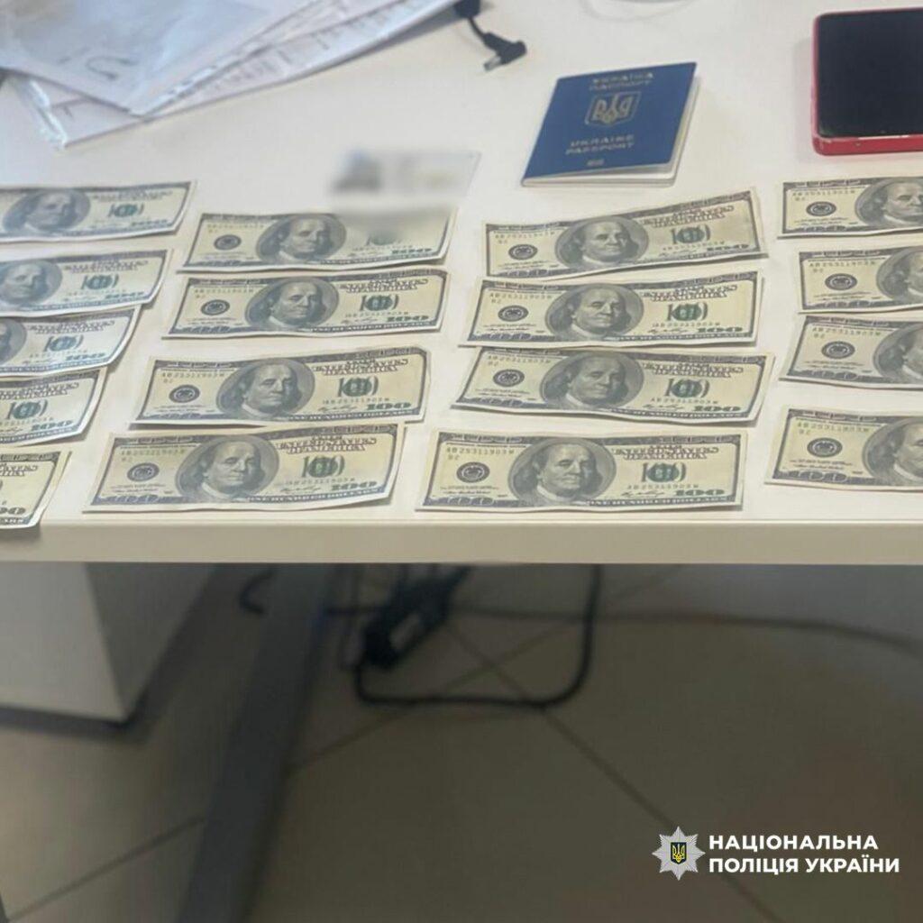 За взятку обещала посодействовать получению паспорта моряка: в Одесской области задержали руководительницу общества