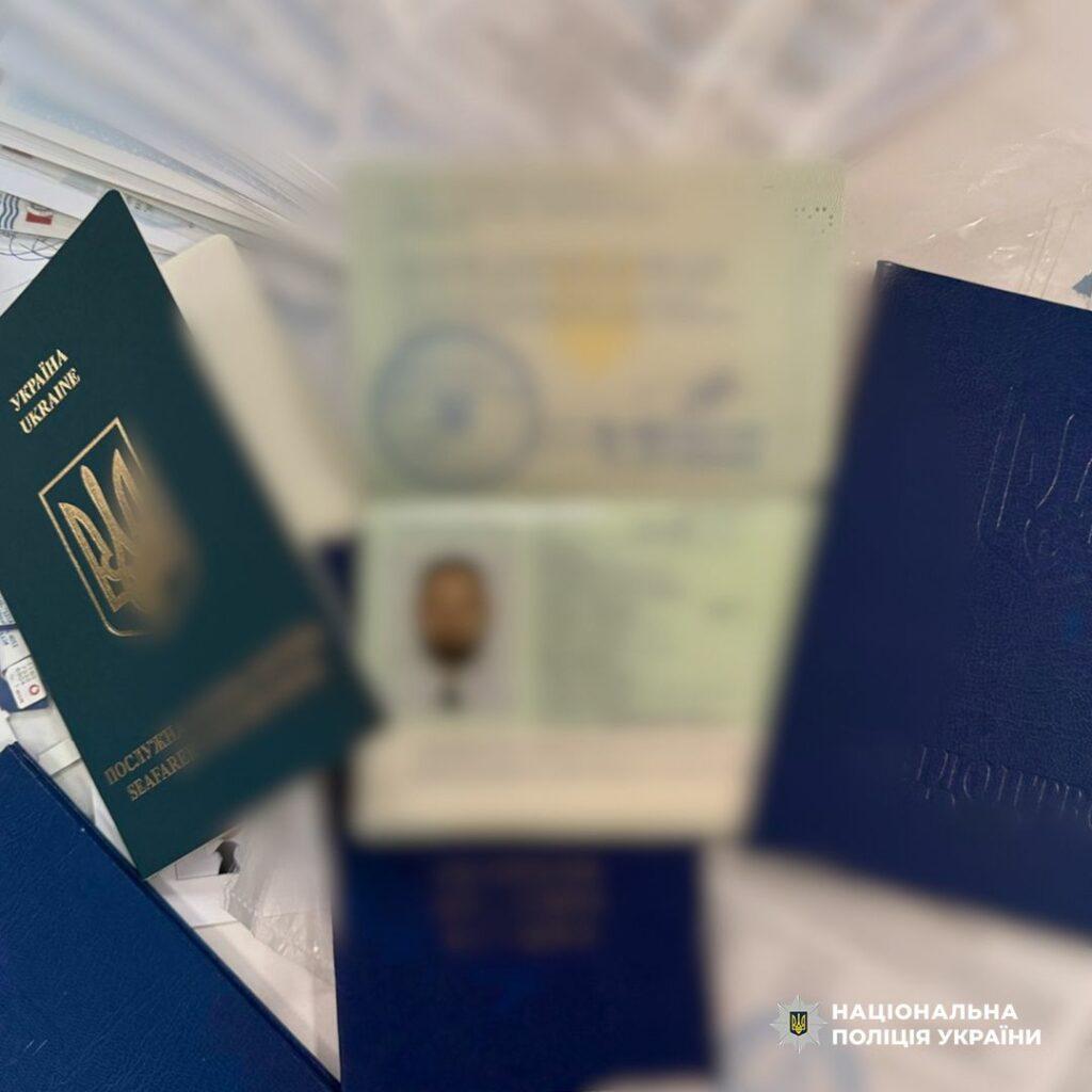 За взятку обещала посодействовать получению паспорта моряка: в Одесской области задержали руководительницу общества