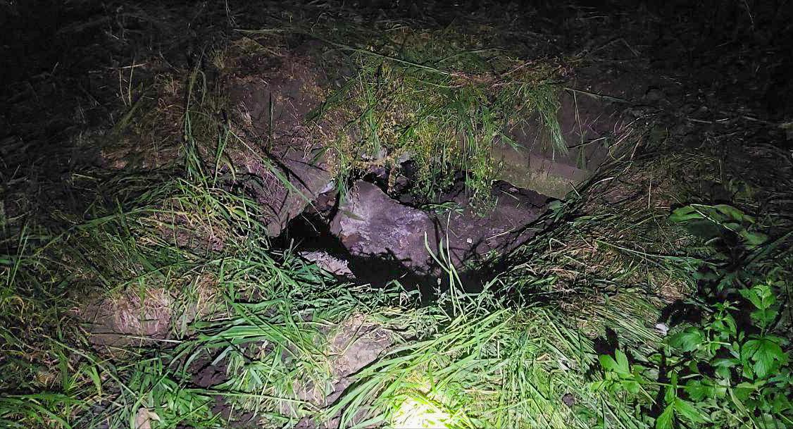 В Одесі чоловік звалився в яму під час прогулянки з собакою
