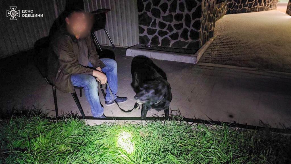 В Одессе мужчина свалился в яму во время прогулки с собакой