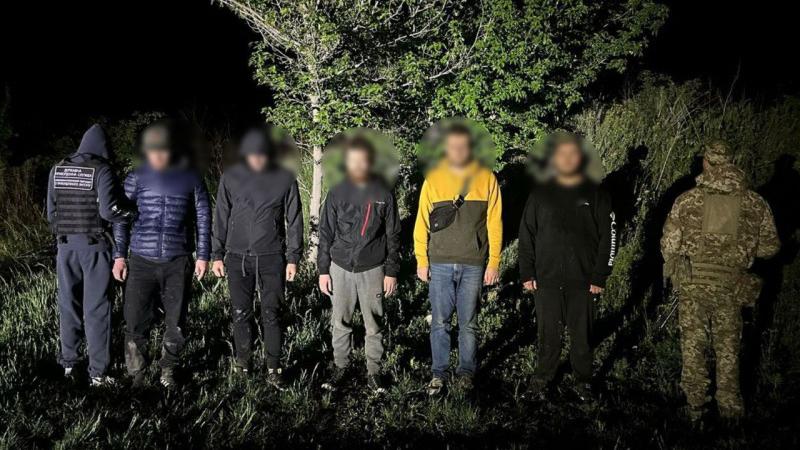 Не дали сбежать из Украины: в Одесской области задержали пятерых беглецов и проводника