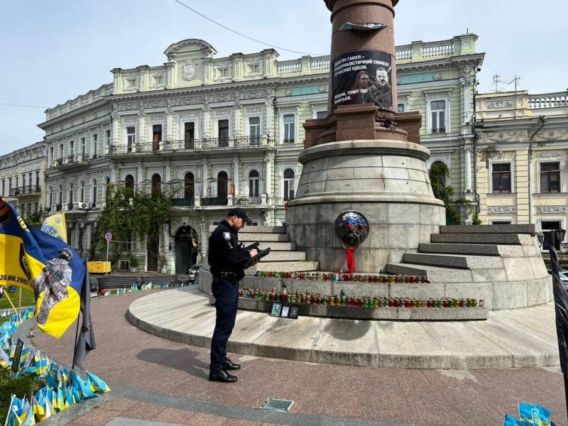Невідомі розмалювали постамент на Європейській площі в Одесі: на місці працює поліція