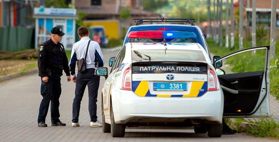 Жінки завадили одеським патрульним забрати чоловіка за порушення закону про мобілізацію Жінки завадили одеським патрульним забрати чоловіка за порушення закону про мобілізацію