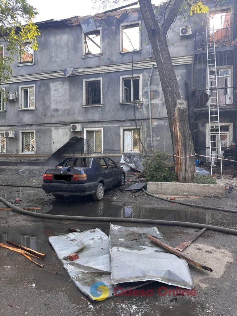 Зруйновані будинки та згорілі автомобілі: фоторепортаж та свідчення очевидців з місця «прильотів» в Одесі