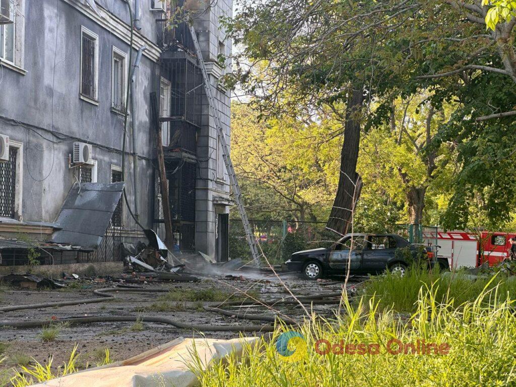 Зруйновані будинки та згорілі автомобілі: фоторепортаж та свідчення очевидців з місця «прильотів» в Одесі