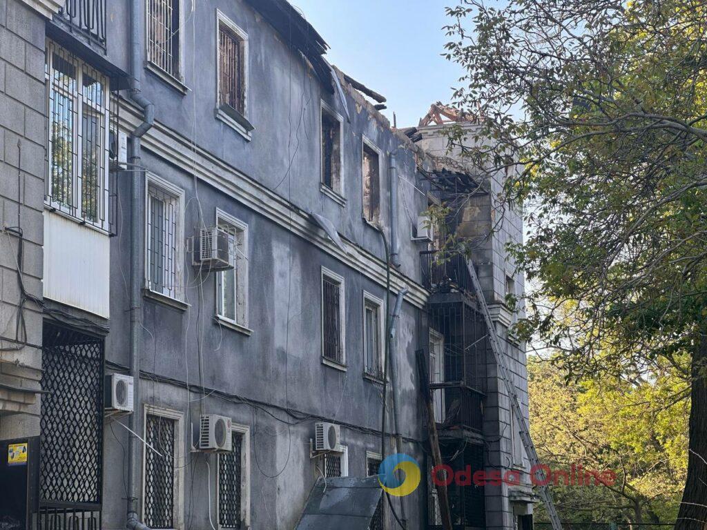 Зруйновані будинки та згорілі автомобілі: фоторепортаж та свідчення очевидців з місця «прильотів» в Одесі