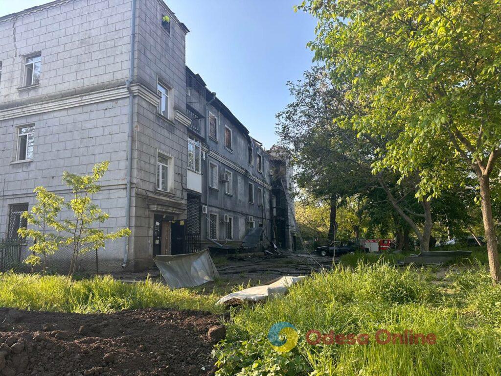 Зруйновані будинки та згорілі автомобілі: фоторепортаж та свідчення очевидців з місця «прильотів» в Одесі