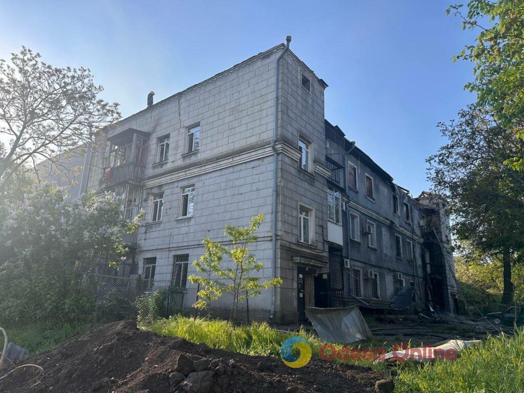Зруйновані будинки та згорілі автомобілі: фоторепортаж та свідчення очевидців з місця «прильотів» в Одесі