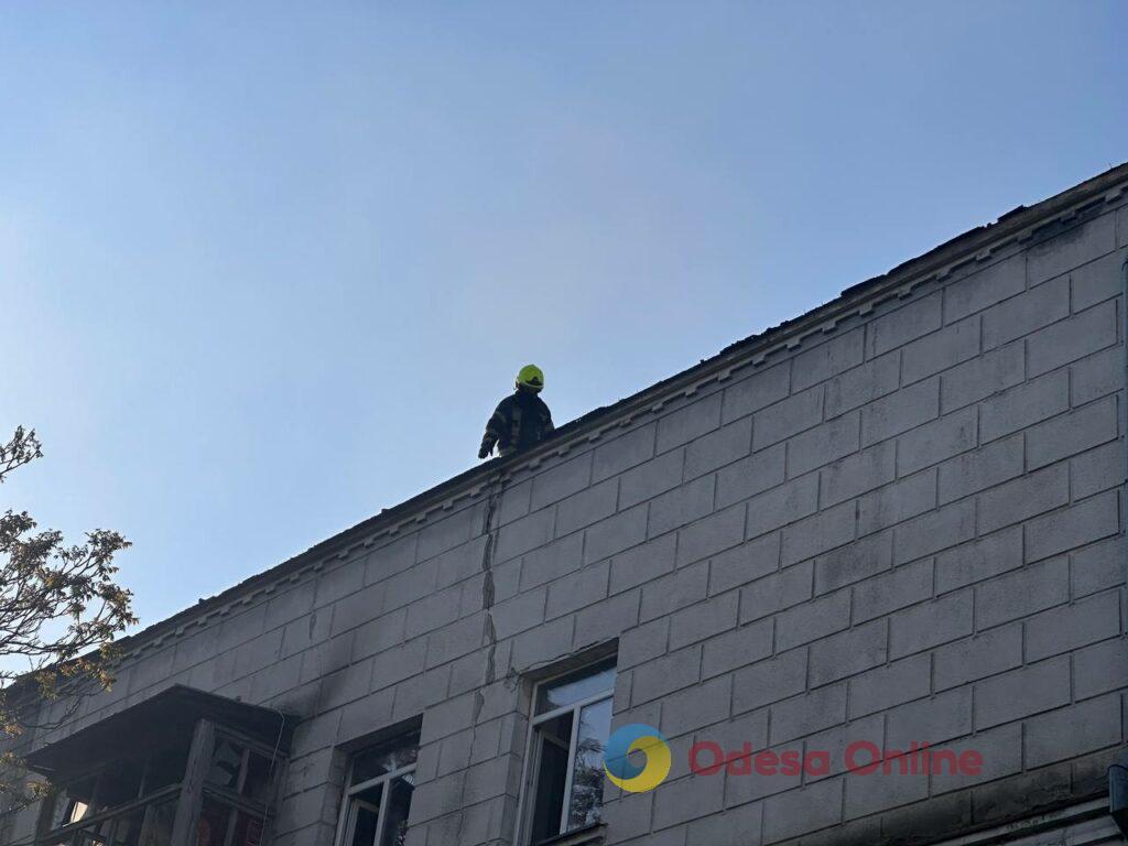 Зруйновані будинки та згорілі автомобілі: фоторепортаж та свідчення очевидців з місця «прильотів» в Одесі