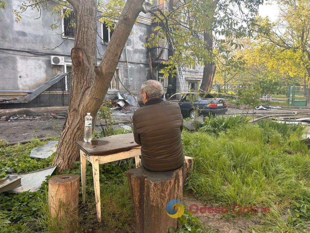 Зруйновані будинки та згорілі автомобілі: фоторепортаж та свідчення очевидців з місця «прильотів» в Одесі