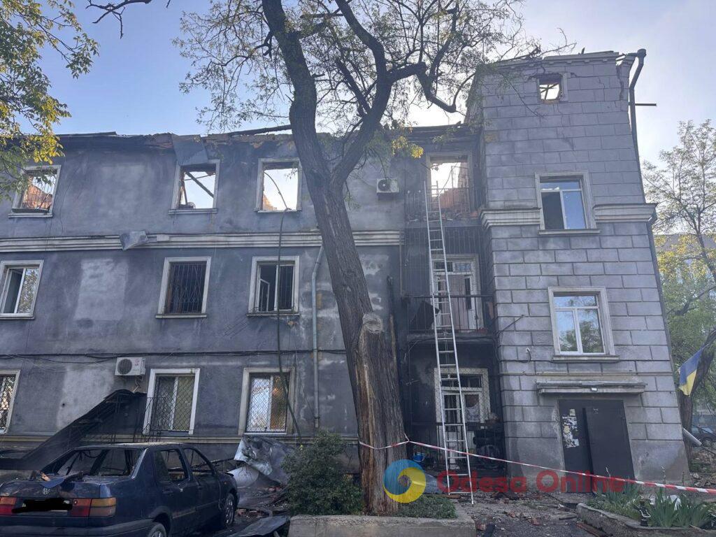 Зруйновані будинки та згорілі автомобілі: фоторепортаж та свідчення очевидців з місця «прильотів» в Одесі
