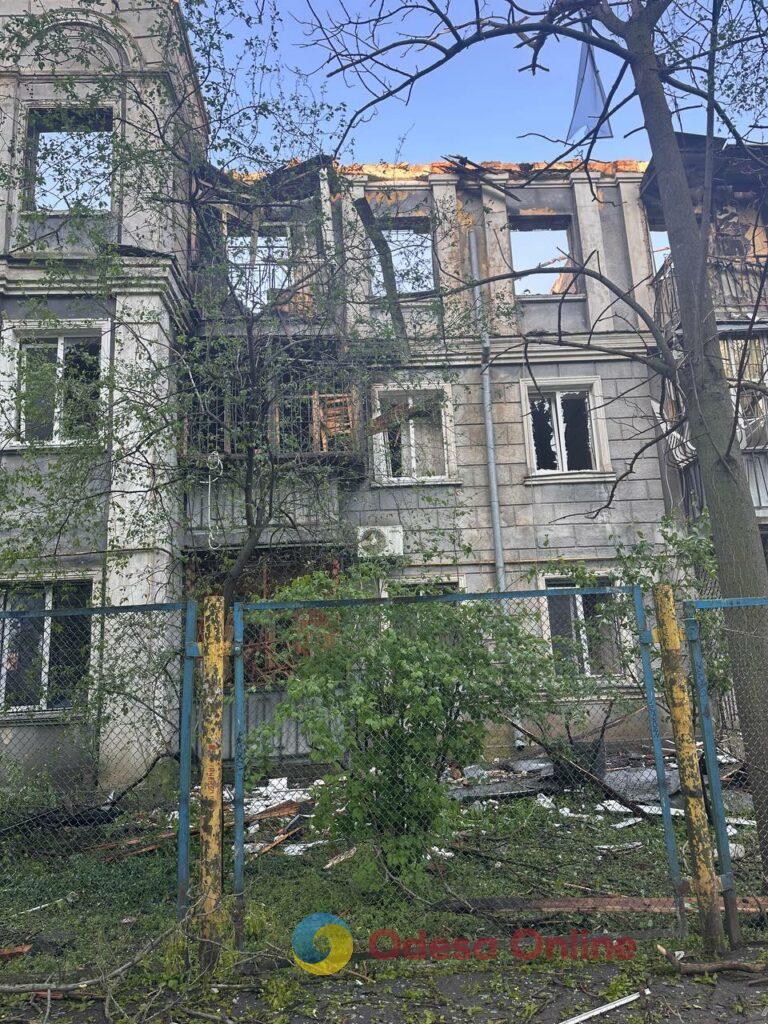 Зруйновані будинки та згорілі автомобілі: фоторепортаж та свідчення очевидців з місця «прильотів» в Одесі