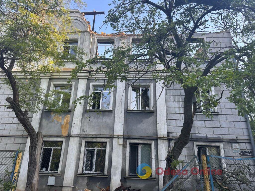 Зруйновані будинки та згорілі автомобілі: фоторепортаж та свідчення очевидців з місця «прильотів» в Одесі