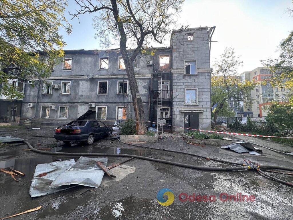Зруйновані будинки та згорілі автомобілі: фоторепортаж та свідчення очевидців з місця «прильотів» в Одесі