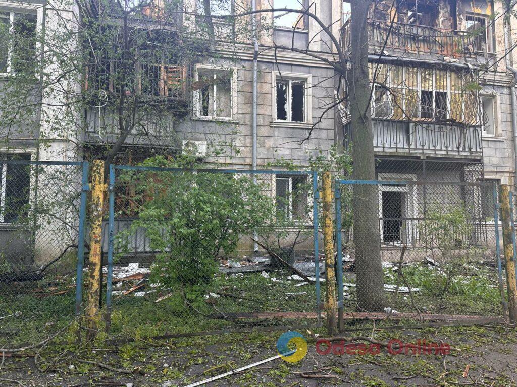 Зруйновані будинки та згорілі автомобілі: фоторепортаж та свідчення очевидців з місця «прильотів» в Одесі