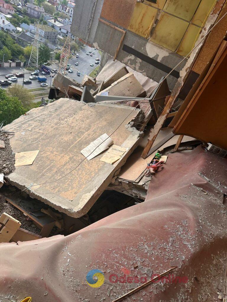 Як виглядає пошкоджена через атаку РФ багатоповерхівка в Одесі: фоторепортаж зсередини будівлі