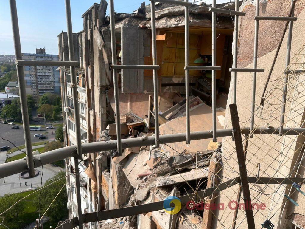 Як виглядає пошкоджена через атаку РФ багатоповерхівка в Одесі: фоторепортаж зсередини будівлі