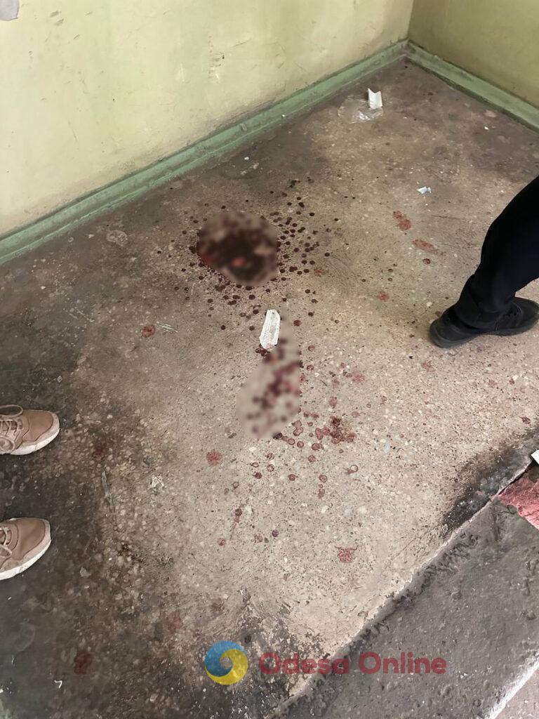 Як виглядає пошкоджена через атаку РФ багатоповерхівка в Одесі: фоторепортаж зсередини будівлі