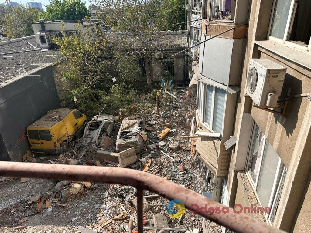 Як виглядає пошкоджена через атаку РФ багатоповерхівка в Одесі: фоторепортаж зсередини будівлі