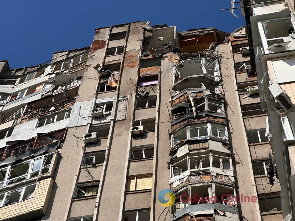 Як виглядає пошкоджена через атаку РФ багатоповерхівка в Одесі: фоторепортаж зсередини будівлі