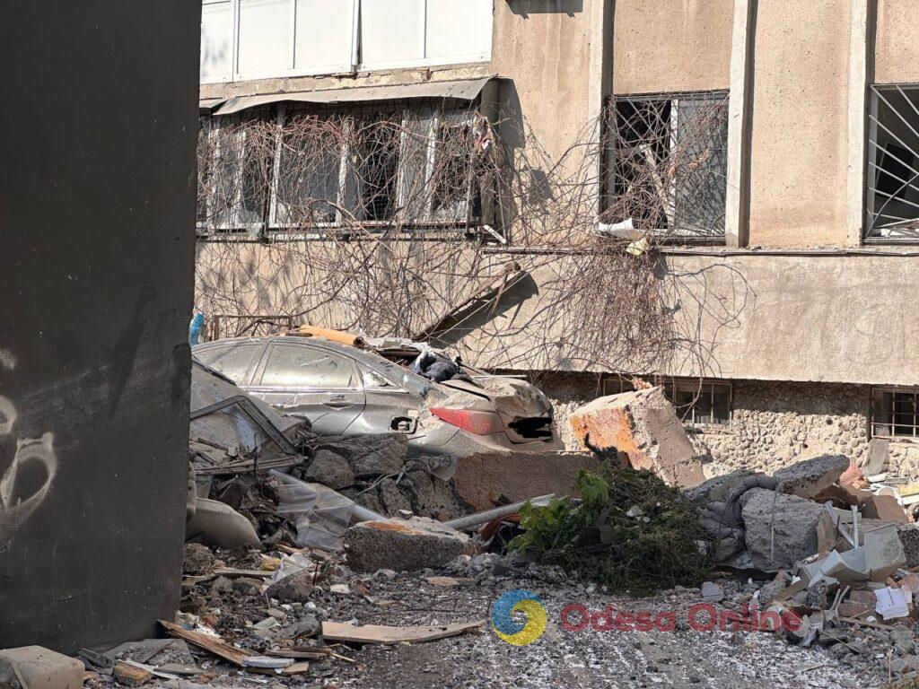 Як виглядає пошкоджена через атаку РФ багатоповерхівка в Одесі: фоторепортаж зсередини будівлі