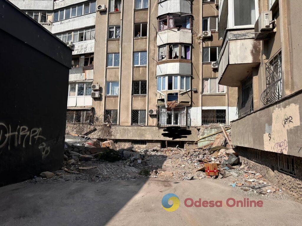 Як виглядає пошкоджена через атаку РФ багатоповерхівка в Одесі: фоторепортаж зсередини будівлі