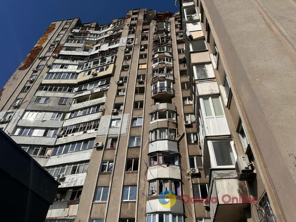 Як виглядає пошкоджена через атаку РФ багатоповерхівка в Одесі: фоторепортаж зсередини будівлі