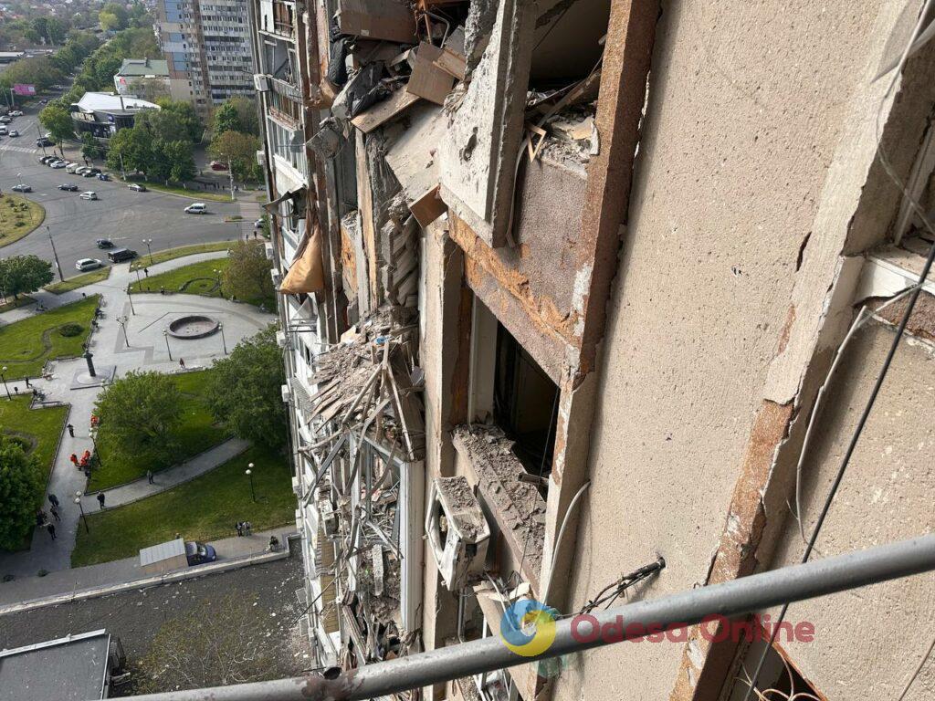Як виглядає пошкоджена через атаку РФ багатоповерхівка в Одесі: фоторепортаж зсередини будівлі