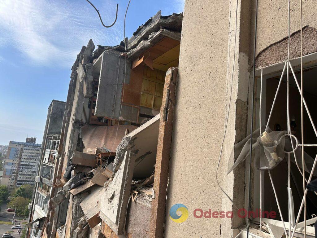 Як виглядає пошкоджена через атаку РФ багатоповерхівка в Одесі: фоторепортаж зсередини будівлі