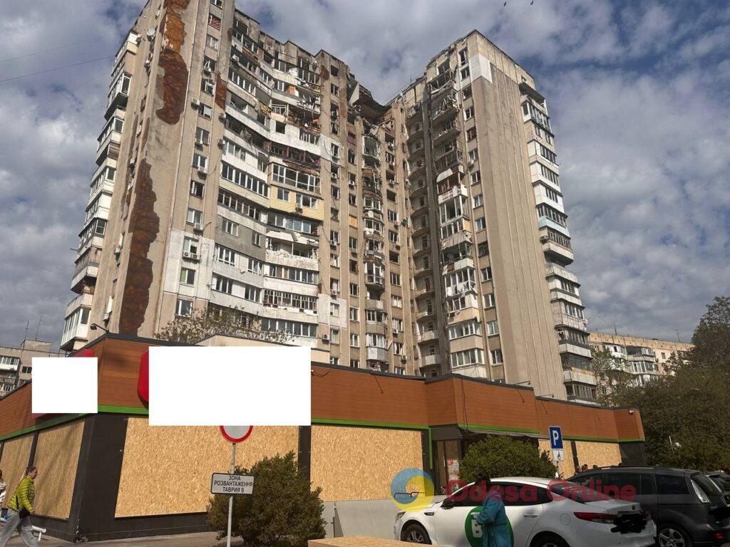 Як виглядає пошкоджена через атаку РФ багатоповерхівка в Одесі: фоторепортаж зсередини будівлі