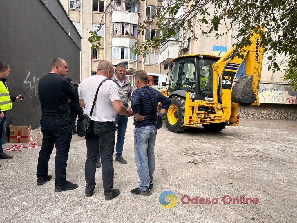 Червоний Хрест допомагає постраждалим на місці чергової атаки на Одесу (фото) Червоний Хрест допомагає постраждалим на місці чергової атаки на Одесу (фото)