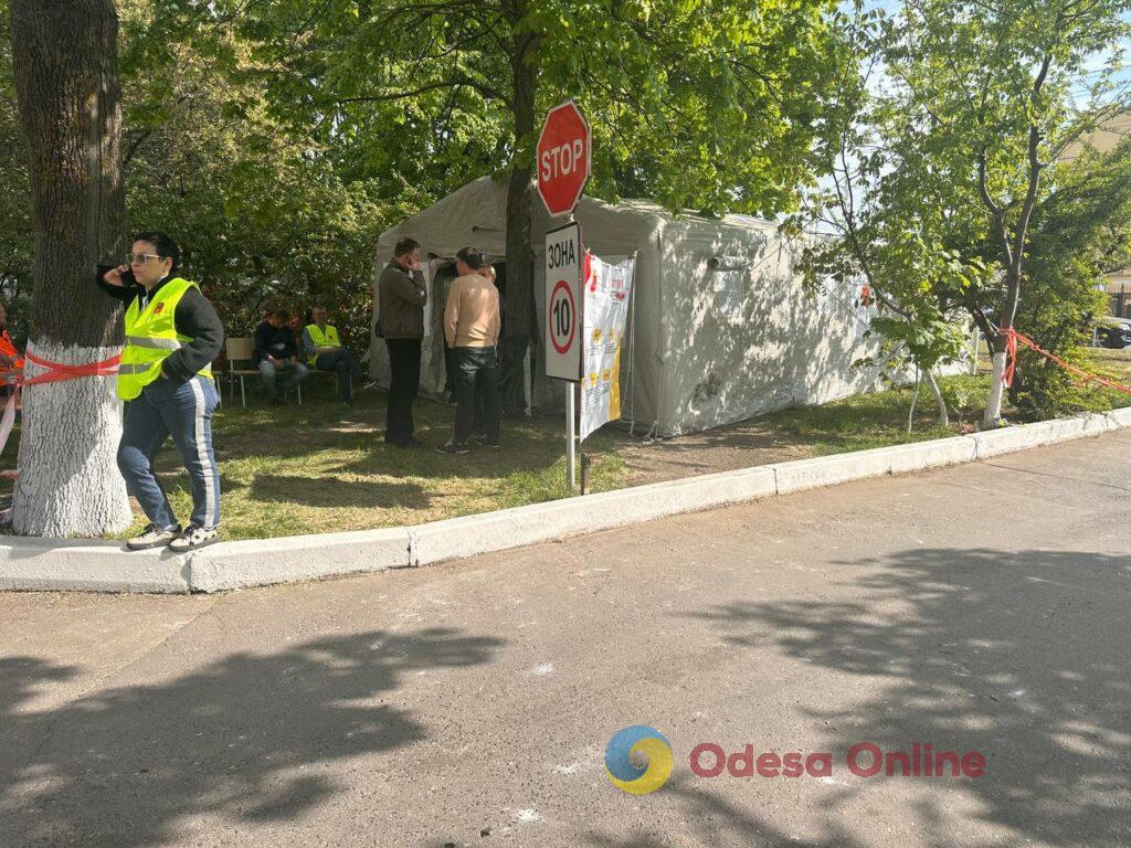 Червоний Хрест допомагає постраждалим на місці чергової атаки на Одесу (фото) Червоний Хрест допомагає постраждалим на місці чергової атаки на Одесу (фото)