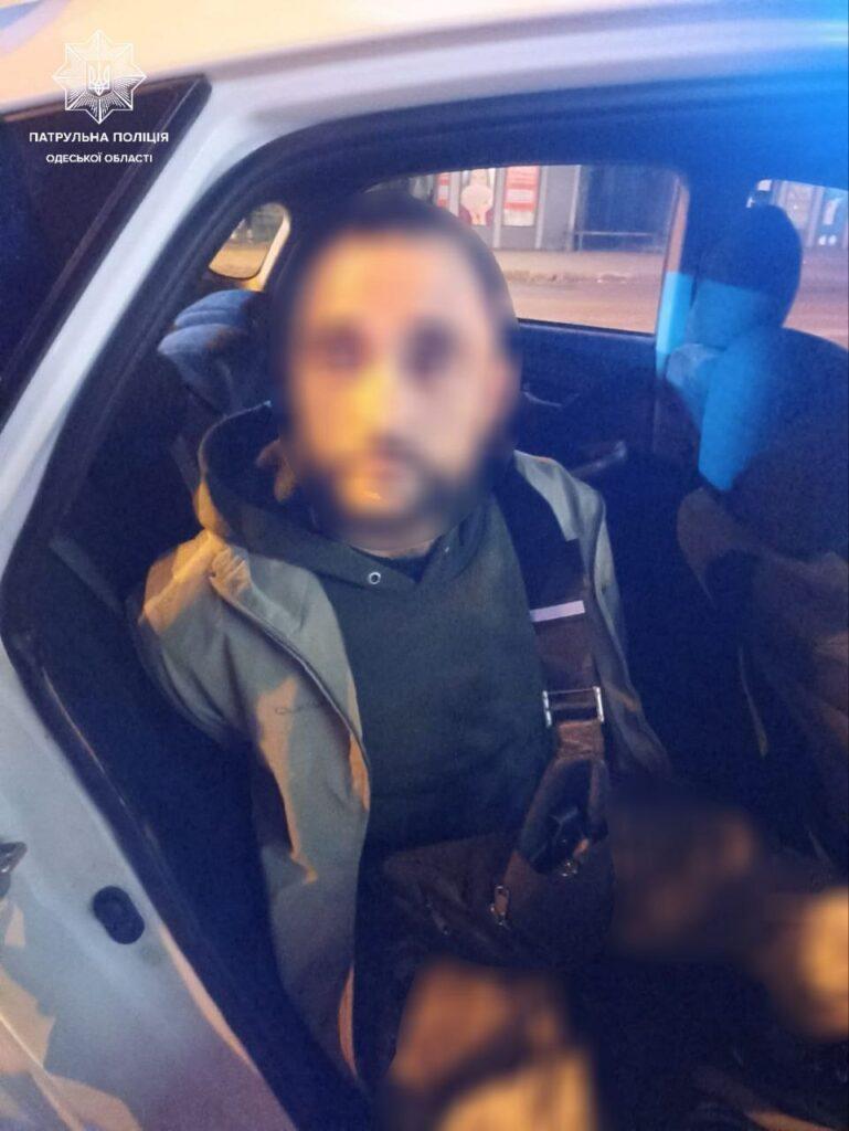 В Одесі затримали двох осіб, які завдали ножове поранення чоловікові (фото)