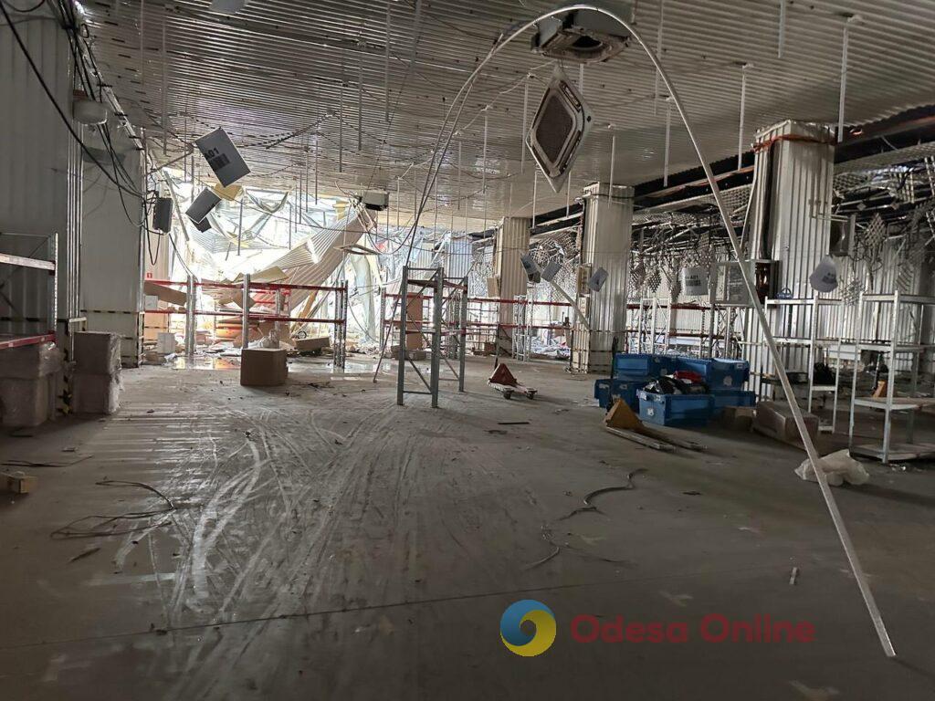 Внаслідок ворожої атаки пошкоджено відділення “Нової пошти” в Одесі (фоторепортаж)
