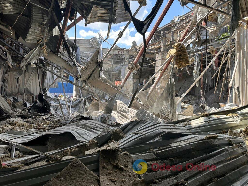 Внаслідок ворожої атаки пошкоджено відділення “Нової пошти” в Одесі (фоторепортаж)