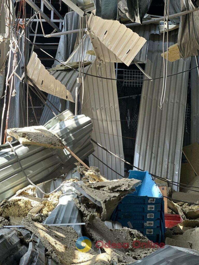 Внаслідок ворожої атаки пошкоджено відділення “Нової пошти” в Одесі (фоторепортаж)