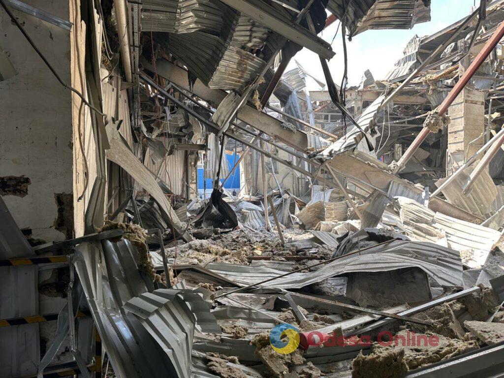 Внаслідок ворожої атаки пошкоджено відділення “Нової пошти” в Одесі (фоторепортаж)
