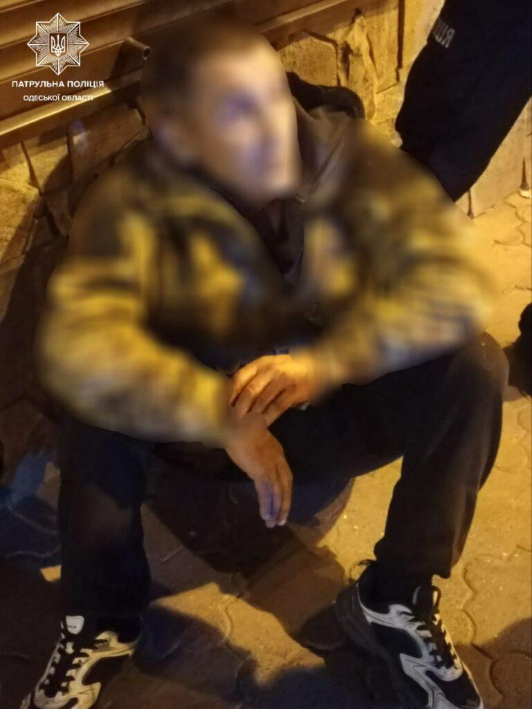В Одесі затримали двох осіб, які завдали ножове поранення чоловікові (фото)