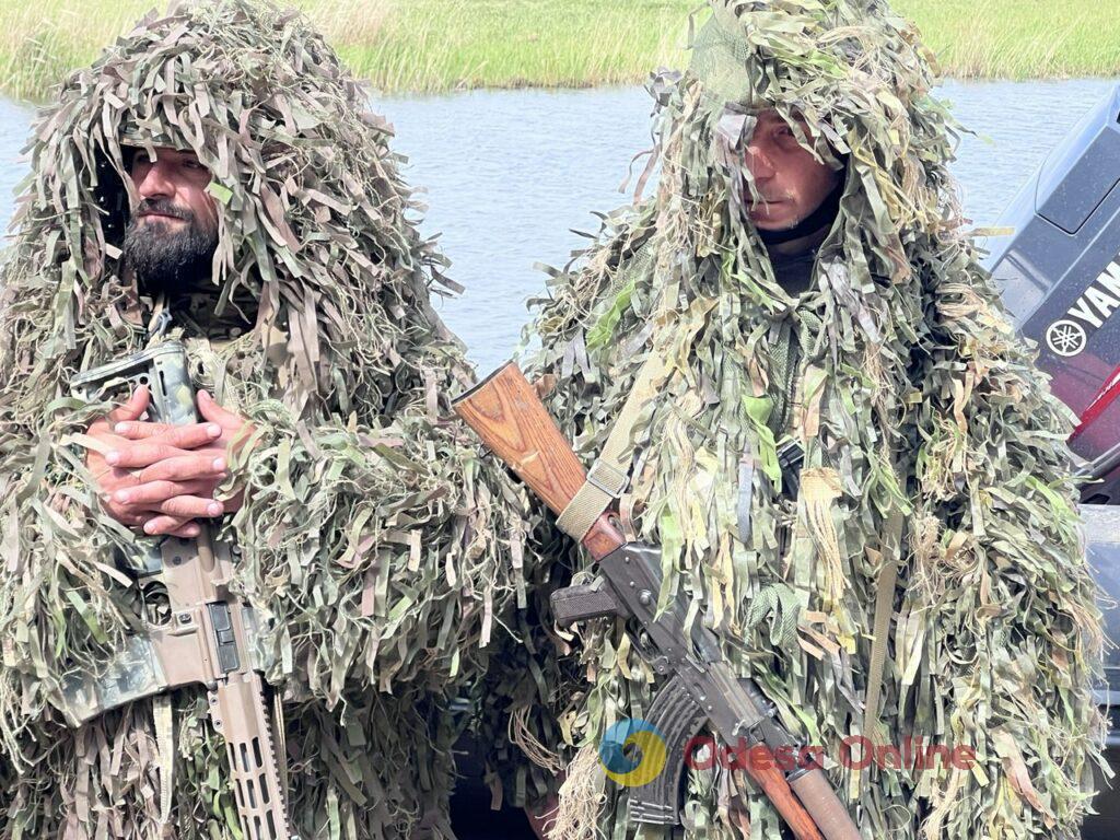Швидкісні човни, моментальний вихід на позиції та майстерне маскування: один день з воїнами 40-ї окремої бригади берегової оборони