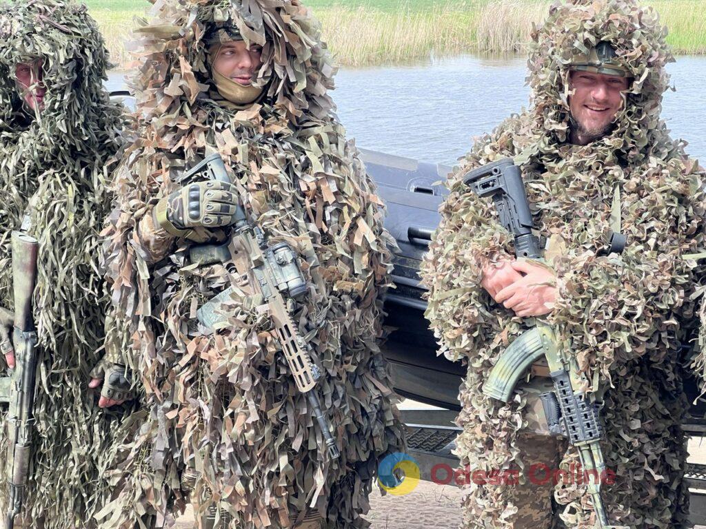 Швидкісні човни, моментальний вихід на позиції та майстерне маскування: один день з воїнами 40-ї окремої бригади берегової оборони