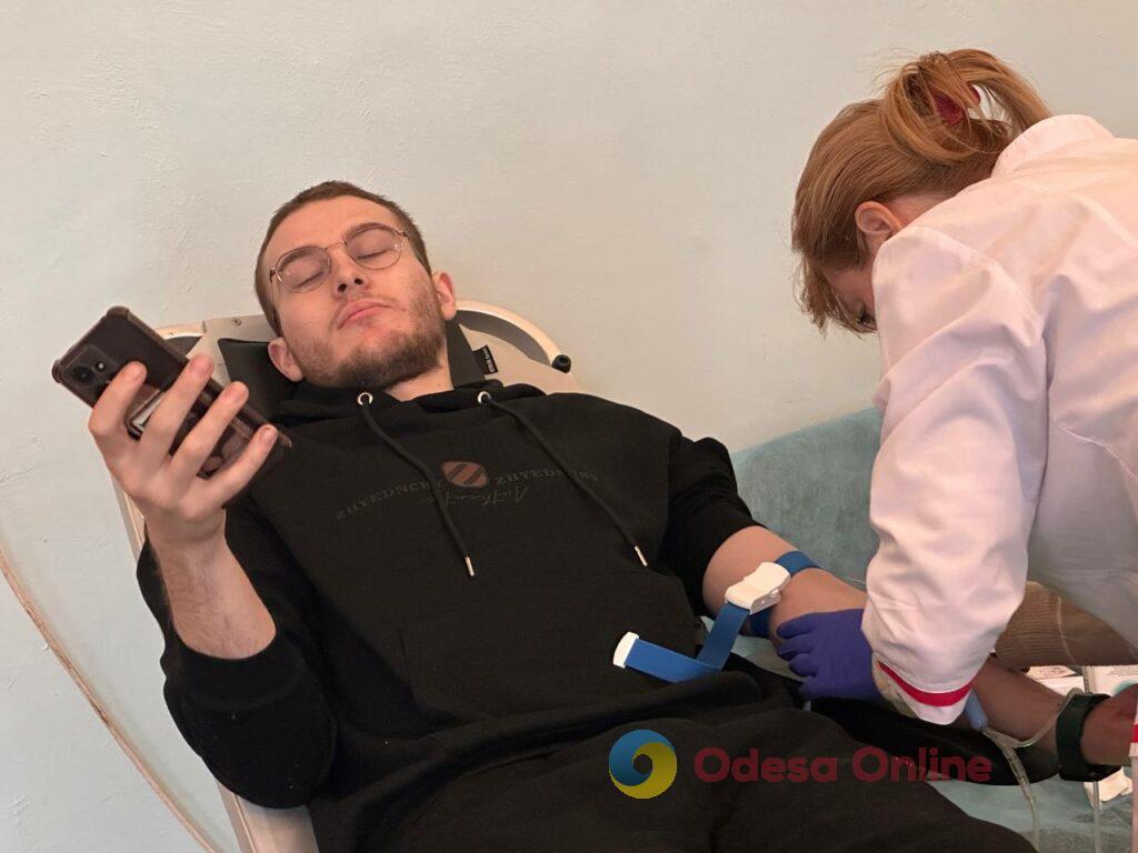 ОНУ імені Мечникова до 160-річчя збирає 160 донорів: кров здали вже майже 100 людей (фото, відео)