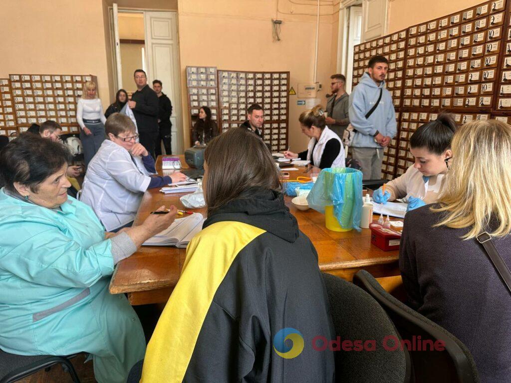 ОНУ імені Мечникова до 160-річчя збирає 160 донорів: кров здали вже майже 100 людей (фото, відео)