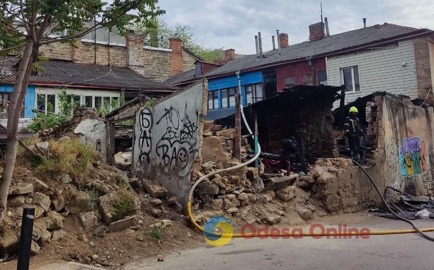 Одеса: в районі Старопортофранківської горіла закинута будівля (фото)