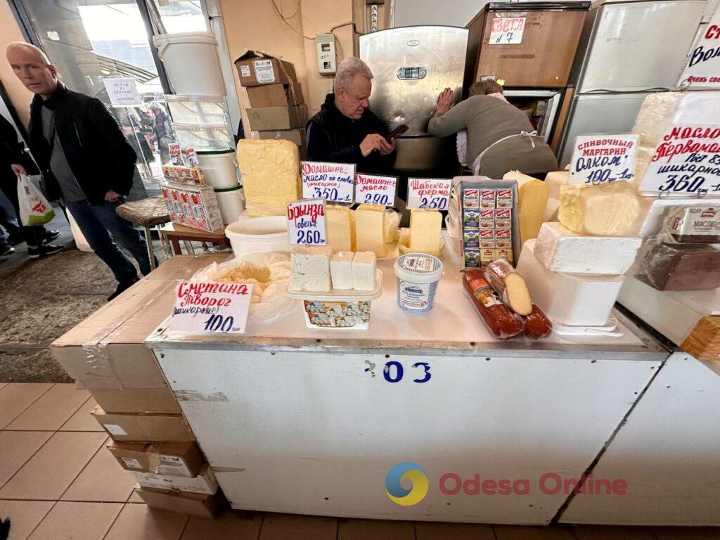 Бринза, полуниця та ребра: суботні ціни на одеському Привозі