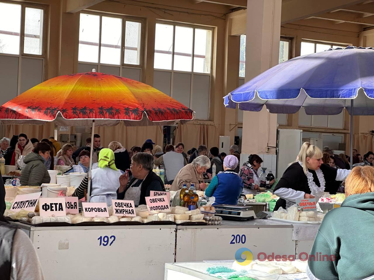 Бринза, полуниця та ребра: суботні ціни на одеському Привозі Бринза, полуниця та ребра: суботні ціни на одеському Привозі