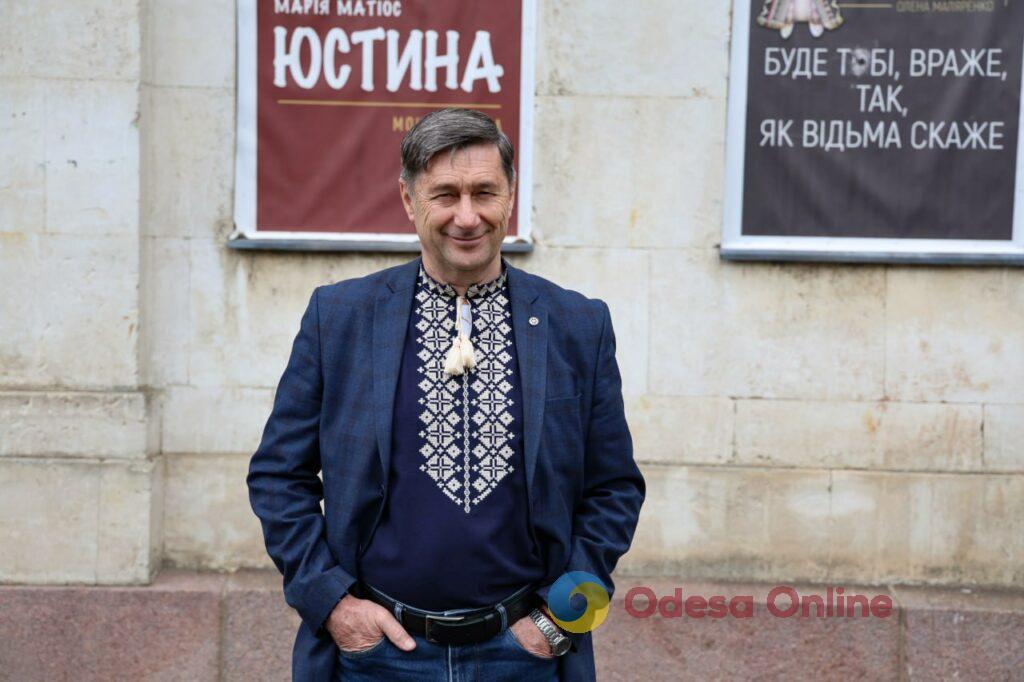 «Артистка побачила дівчат, які взимку прийшли на виставу у бомбосховищі в сукнях та з квітами – і розплакалася», – Олександр Книга про сьогодення Херсонського музично-драматичного театру