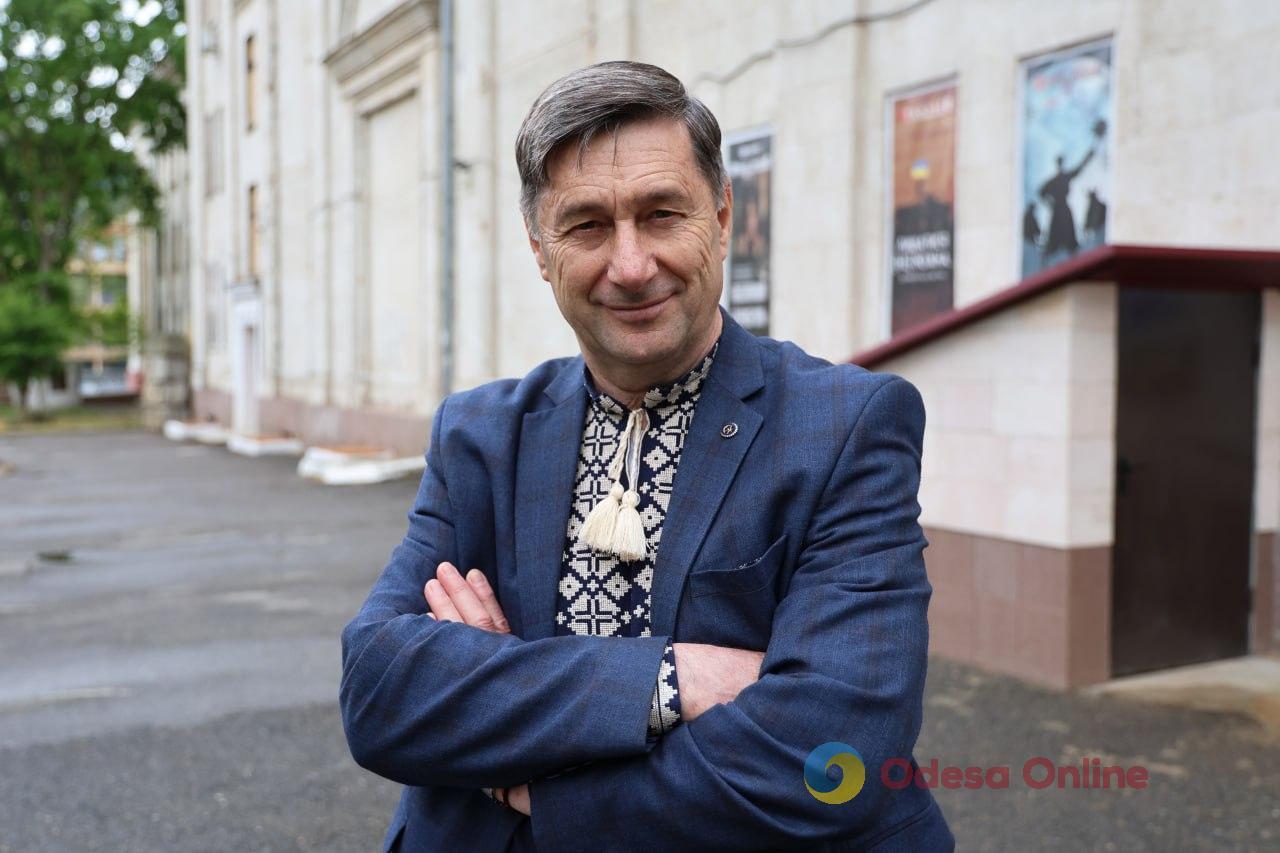 «Артистка побачила дівчат, які взимку прийшли на виставу у бомбосховищі в сукнях та з квітами – і розплакалася», – Олександр Книга про сьогодення Херсонського музично-драматичного театру «Артистка побачила дівчат, які взимку прийшли на виставу у бомбосховищі в сукнях та з квітами – і розплакалася», – Олександр Книга про сьогодення Херсонського музично-драматичного театру