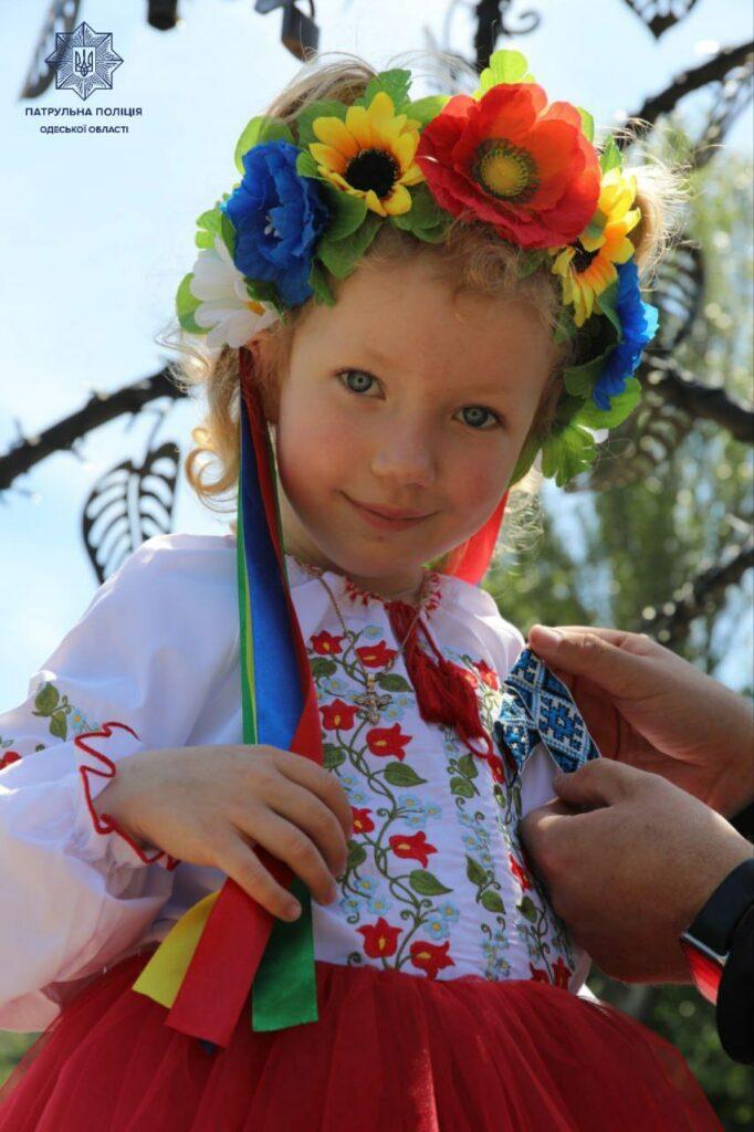 У День вишиванки одеські поліцейські дарували перехожим стрічки